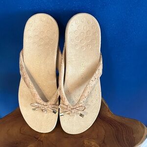 New Women's Vionic Bella Natural Cork Gold V Logo Bow Trim Post Sandals Size 9